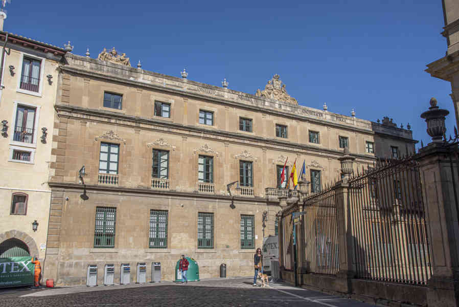 Pamplona 052 - edificio Dirección General Turismo de Navarra.jpg